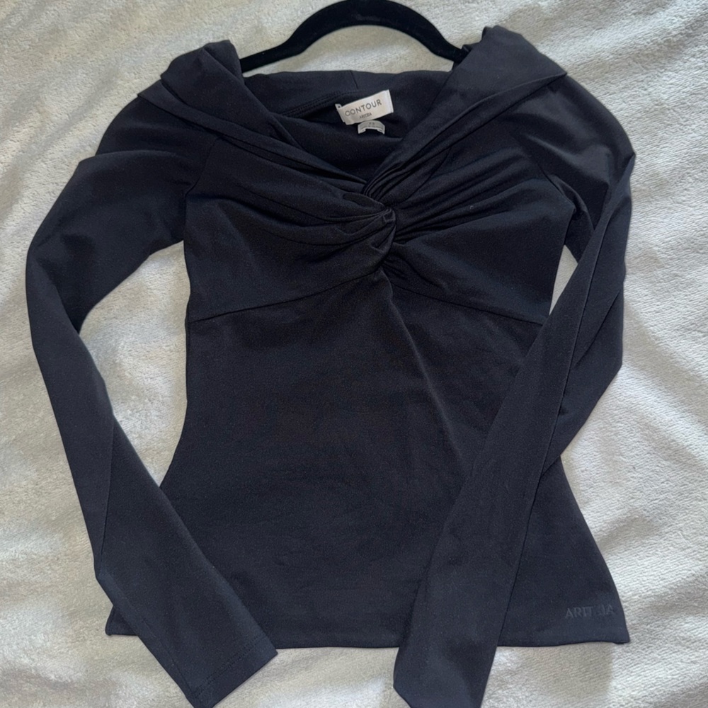 SOLD !!!! Aritzia Contour Twist Off-Shoulder Longsleeve size XS